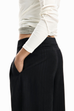 Pantaloni negri cu pense