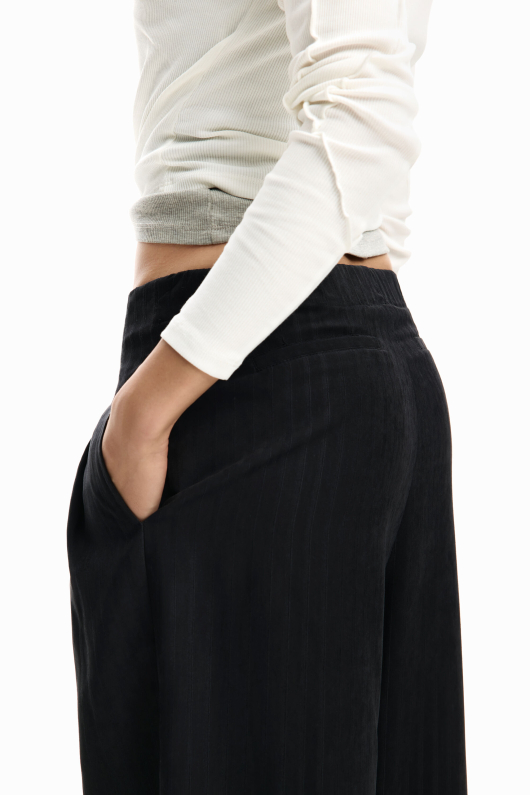 Pantaloni negri cu pense