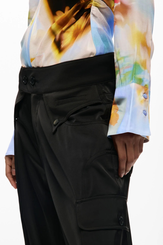 Pantaloni negri, satinati, 3/4 cargo