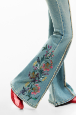 Blugi cu cusaturi florale