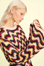 Pulover crosetat cu model zig-zag