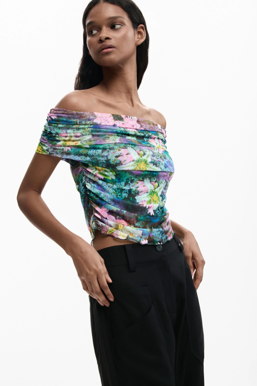 Tricou cu flori cu decolteu tip barcuta
