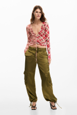BLUZA INCRETITA, IN PATRATELE