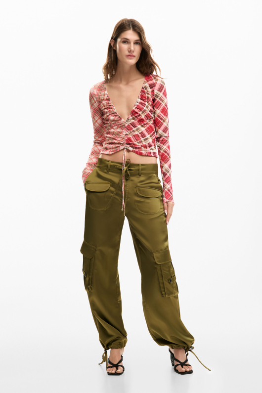 BLUZA INCRETITA, IN PATRATELE