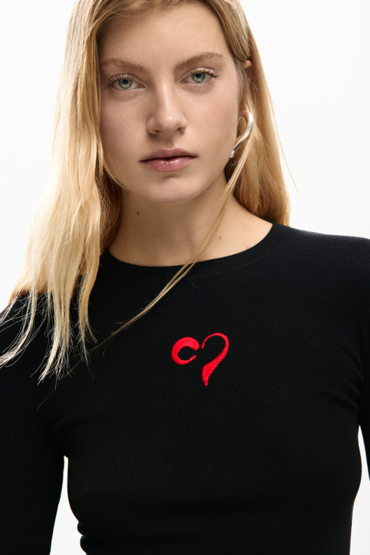 BLUZA NEAGRA CU BRODERIE INIMA