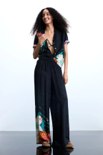 Pantaloni fluizi cu print tropical