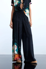 Pantaloni fluizi cu print tropical