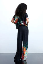 Pantaloni fluizi cu print tropical