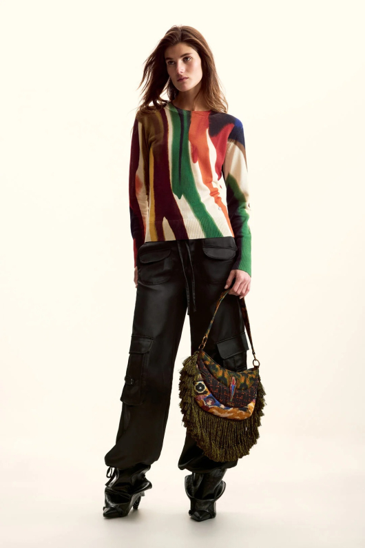 Pulover creat de mr. Christian Lacroix