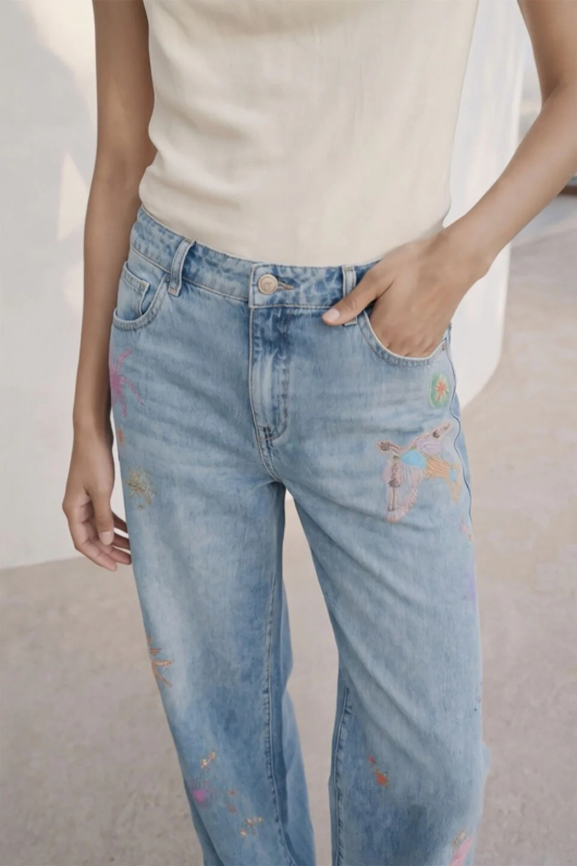Pantaloni din denim imprimati