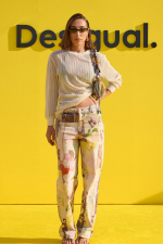 PANTALONI DENIM CU PRINT FLORAL