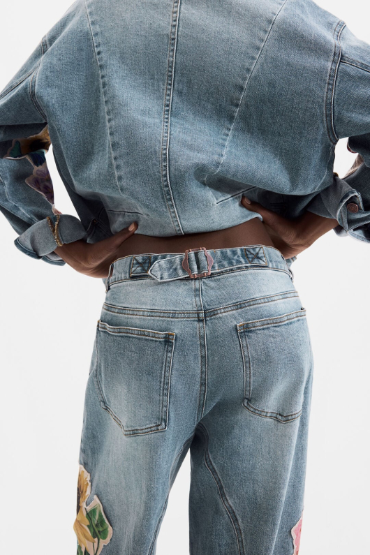 PANTALONI DENIM CU APLICATII