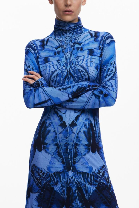 ROCHIE LUNGA IN TONURI DE ALBASTRU