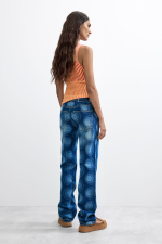 Pantaloni jeans slim cu imprimeu