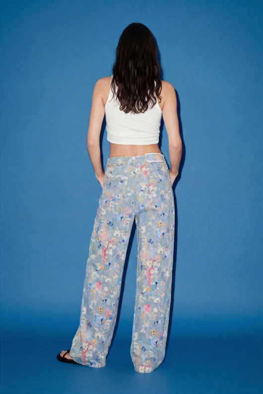 PANTALONI DENIM CU IMPRIMEU FLORAL