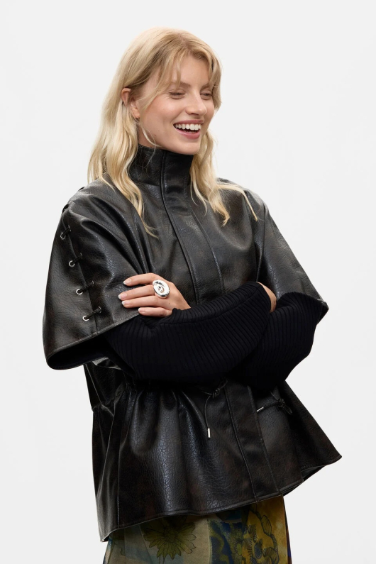 PONCHO CU EFECT DE PIELE