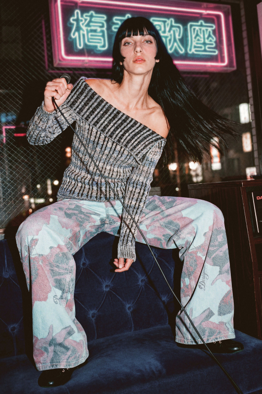 Pantaloni din denim cu imprimeu cu croiala evazata