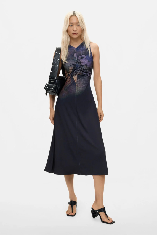 ROCHIE IN TONURI DE MOV, FARA MANECI