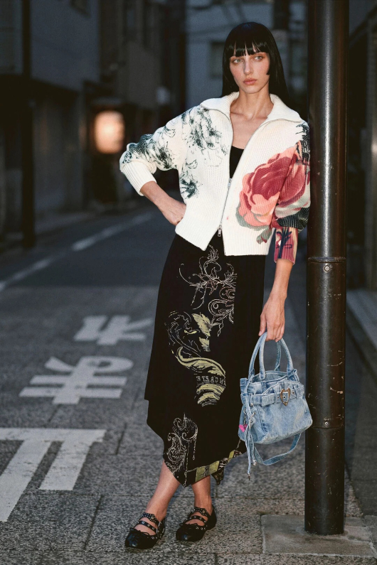 PULOVER CREM CU PRINT FLORAL